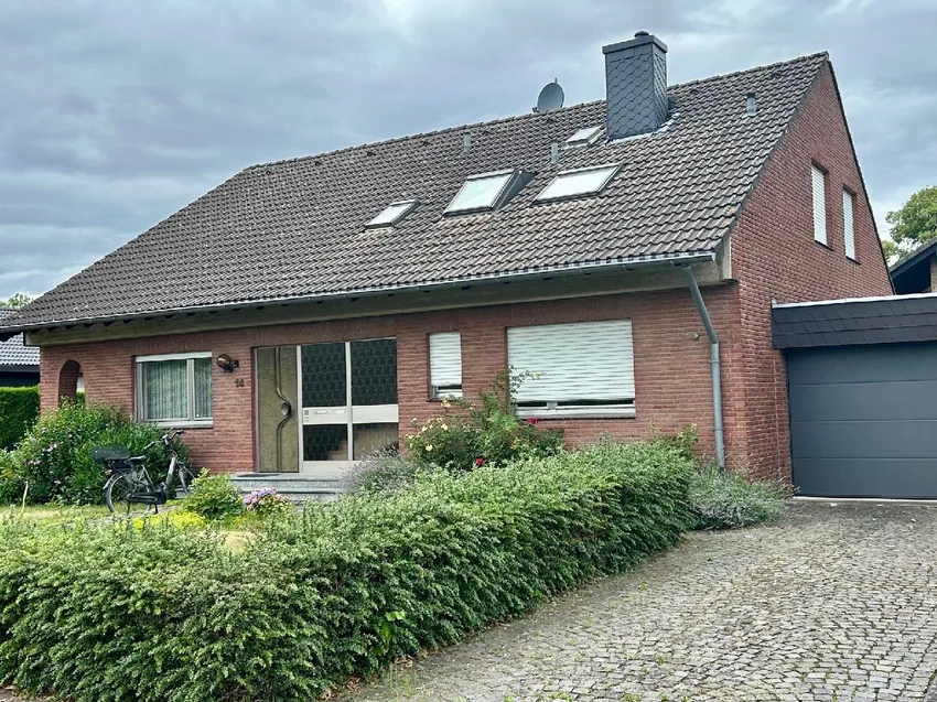 Ansicht mit Garage