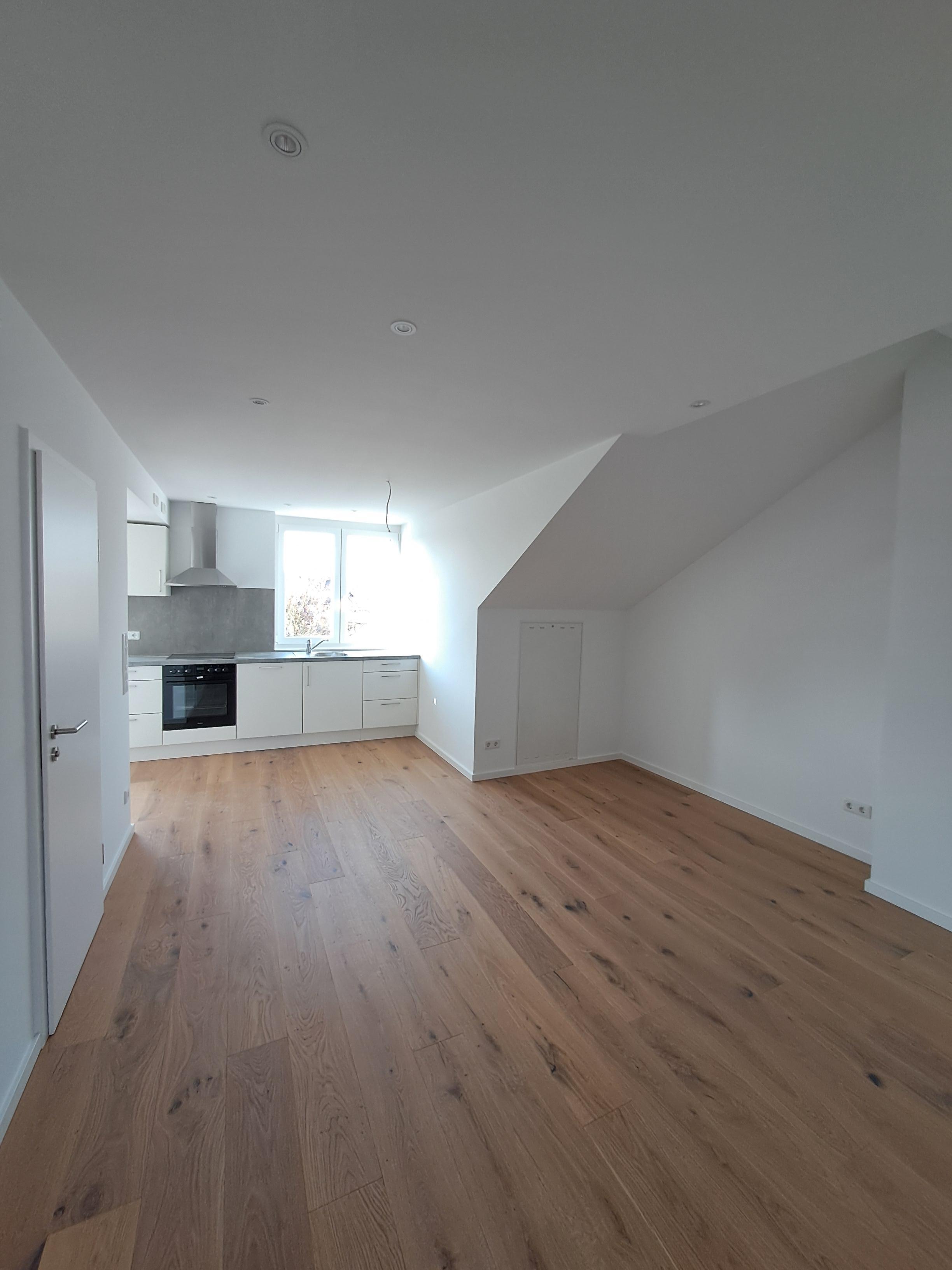 Erstbezug (Dachgeschoss-Ausbau): Hochwertige 2-Zimmer-Wohnung mit Einbauküche und Balkon