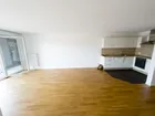 Wohnbereich mit Küche und Balkonzugang