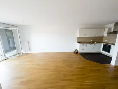 Wohnbereich mit Küche und Balkonzugang