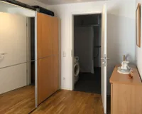 Schlafzimmer mit Zugang ins Bad