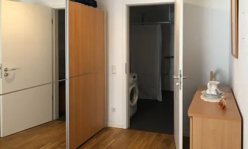 Schlafzimmer mit Zugang ins Bad