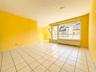 Wohnzimmer mit offener Küche