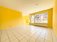 Wohnzimmer mit offener Küche