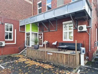 Pausenterrasse/Hintereingang