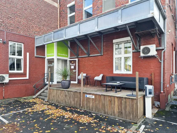 Pausenterrasse/Hintereingang