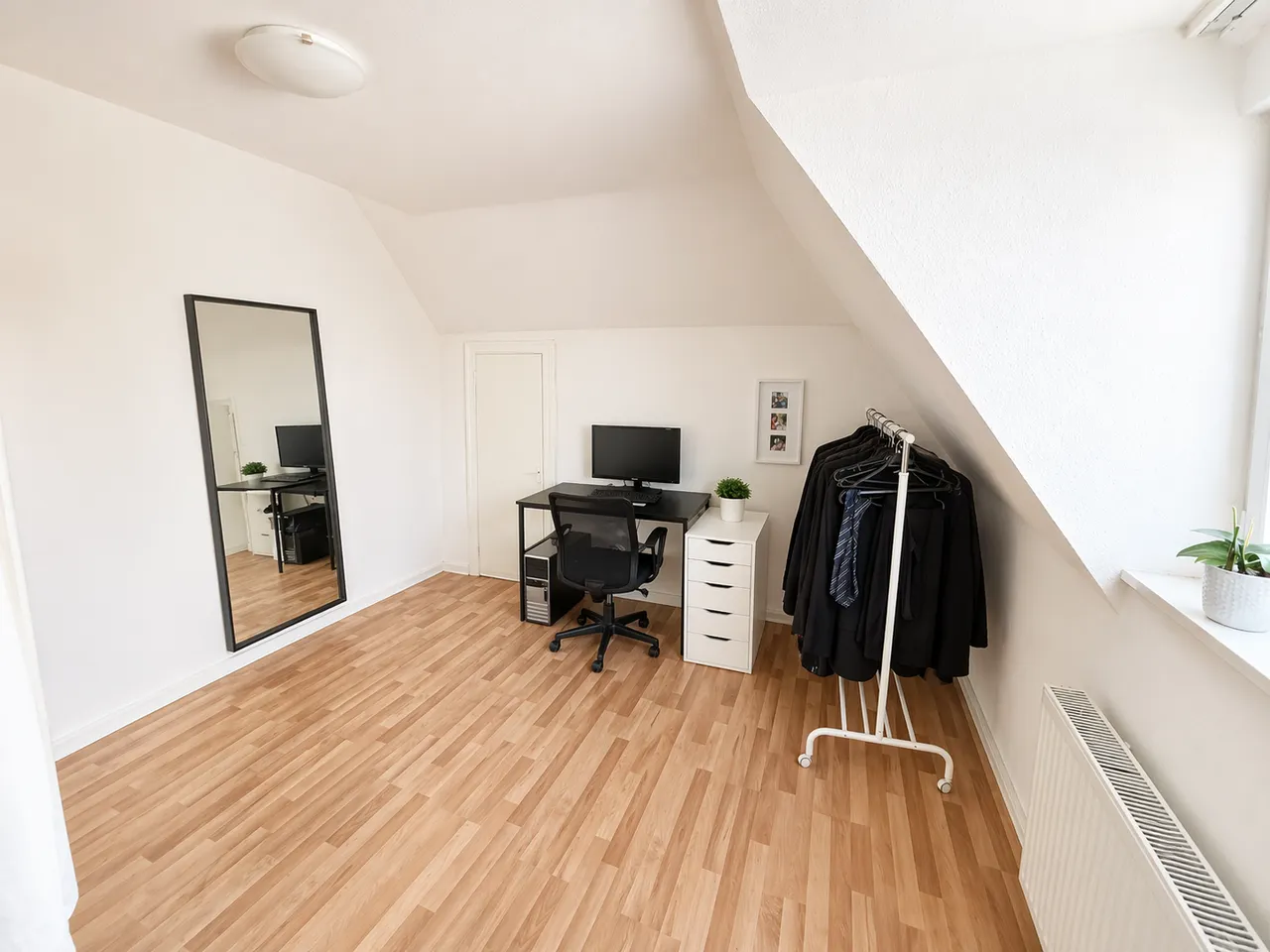 Großzügige Dachgeschosswohnung in zentraler Lage von Unna-Massen - Photo 1