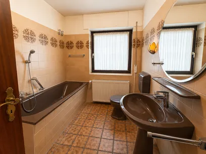Badezimmer ( EG ) 