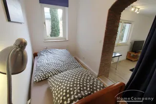 Möblierte 2-Zimmer-Wohnung in abgeschlossener Hofanlage mit separatem Eingang, italienisch-mediterranes Flair!