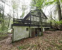 altes Haus mit Brunnen