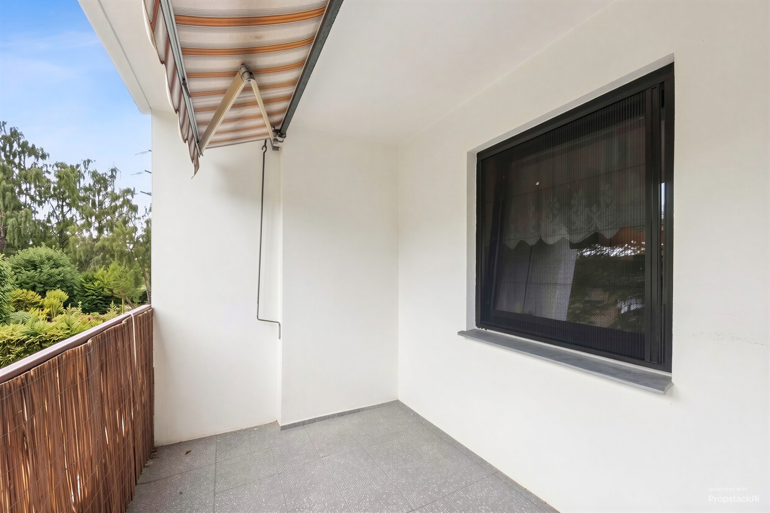Balkon KI generiert Möblierung entfernt