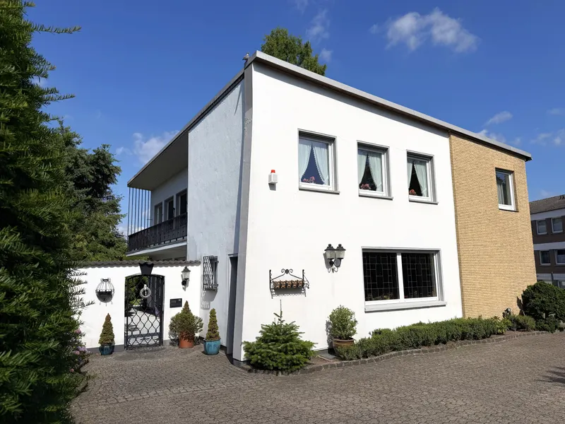 Frontansicht des Wohnhauses  