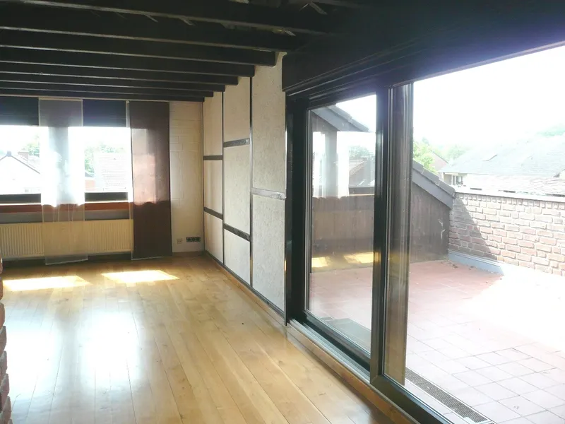 Wohn-/Essbereich mit Zugang zur Dachterrasse