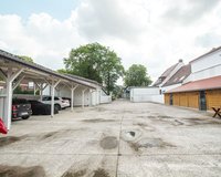 Hof mit Carport und Garagen