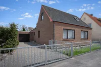 Hausseite mit Garage