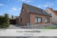 Hausseite mit Garage