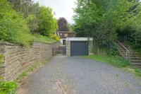 Einfahrt mit Garage