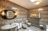 Mit Dusche und Oberlicht
