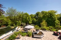 und Blick auf den Garten