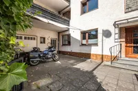 Hof und Eingangsbereich