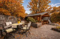 Garten mit Blockhaus und Sonnenterrasse