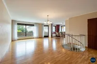 Wohnzimmer leer mit KI Button