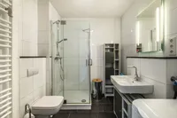 Modernes Duschbad