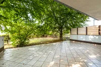 Sonnige Terrasse mit Blick ins Grüne