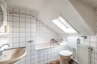 Badezimmer mit Fenster