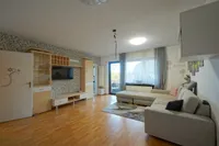 Mit Zugang zum Balkon und Küche
