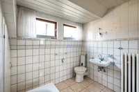 Helles Badezimmer mit Fenster