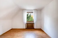 Ruhiges Schlafzimmer mit Blick ins Grüne