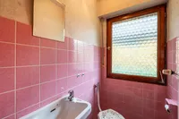 Gepflegtes Gäste-WC mit Fenster