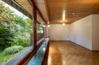 Lichtdurchflutete Fensterfront mit viel Tageslicht