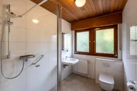 Modernes, helles Badezimmer mit viel Platz 