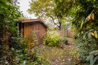 Gartenidylle mit charmantem Häuschen