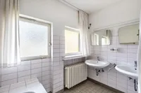 Lichtdurchflutetes Badezimmer 