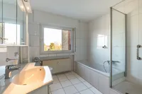 Großes Badezimmer mit Tageslicht