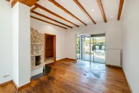 mit Kaminofen und Zugang zur Terrasse