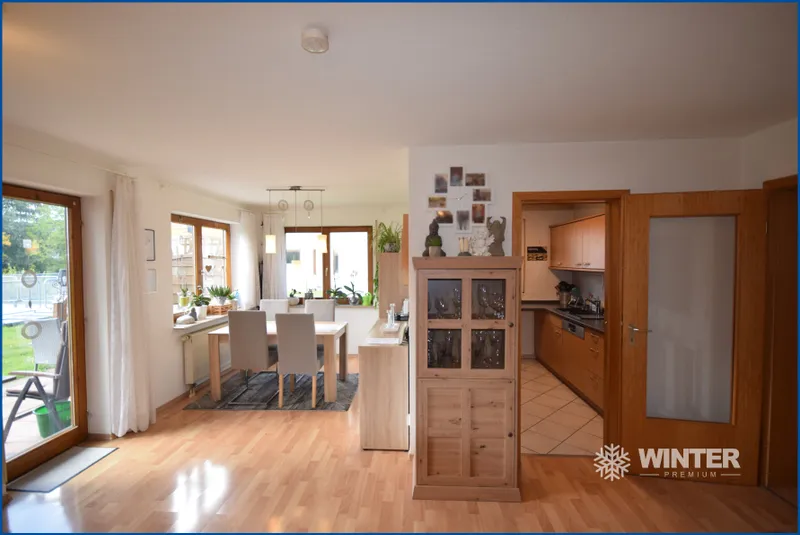 Helle 3-Zimmer Erdgeschosswohnung mit Terrasse und zwei Stellplätzen