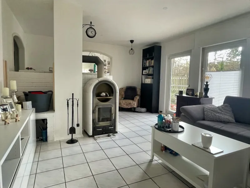 Gemütliches Wohnzimmer mit Kam