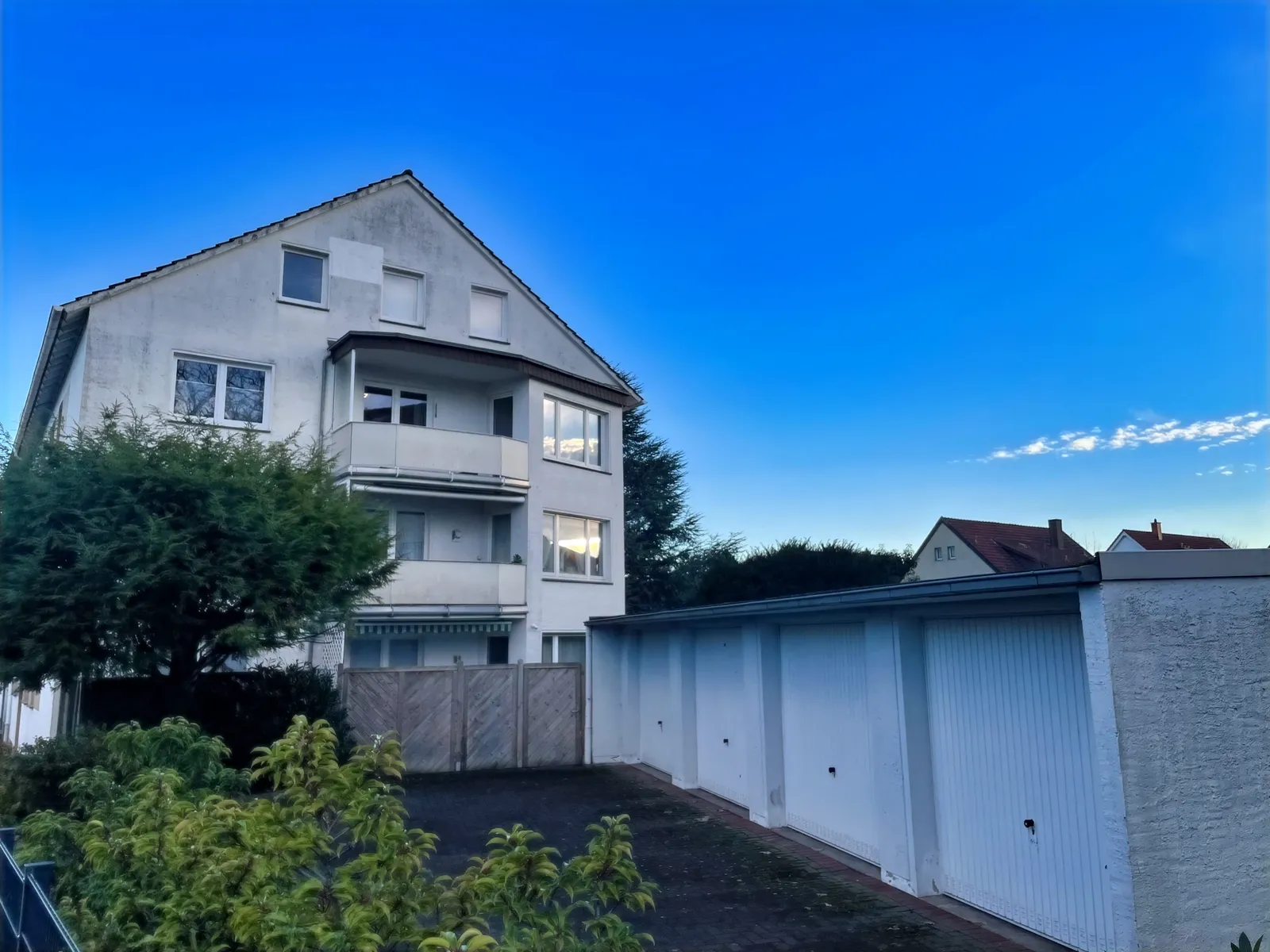 Hausseite West und Garagen