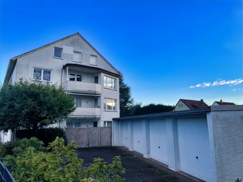 Hausseite West und Garagen