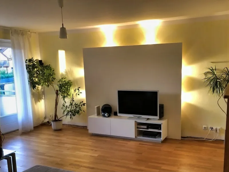 Gepflegtes Wohnzimmer mit Essb