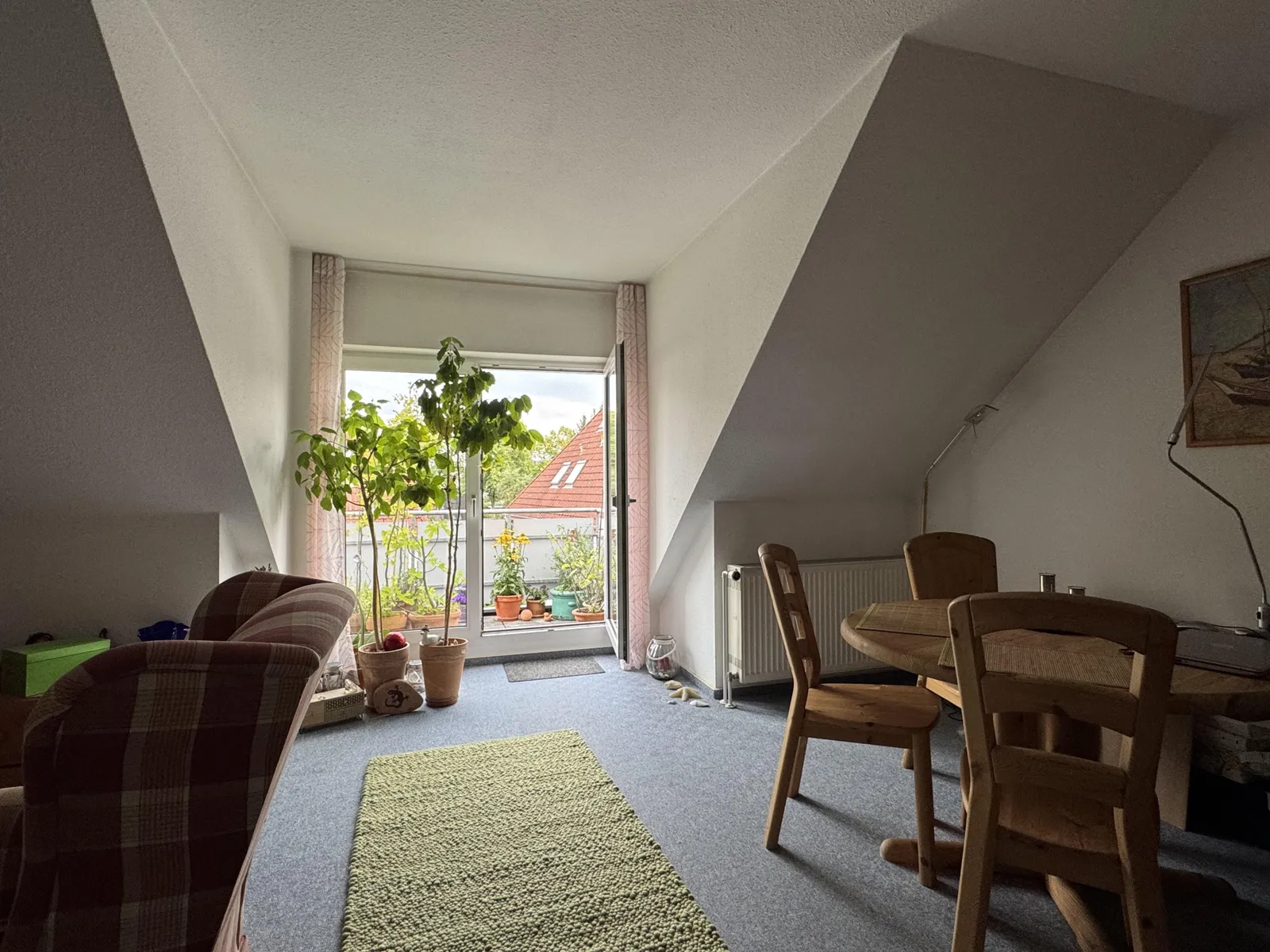 Wohnzimmer mit Balkonzugang