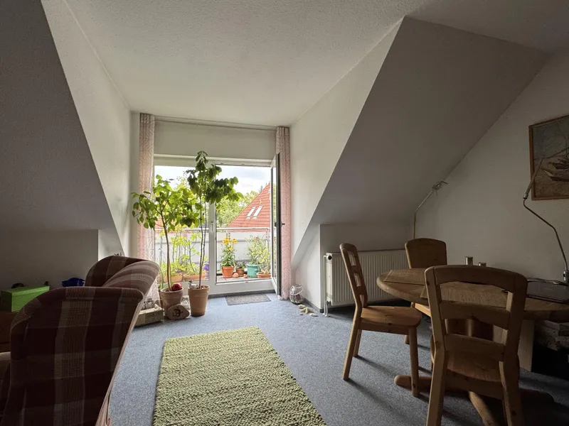 Wohnzimmer mit Balkonzugang