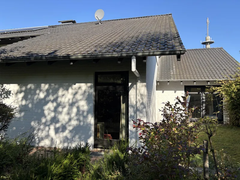 Haupthaus u. Einliegerwhg. re