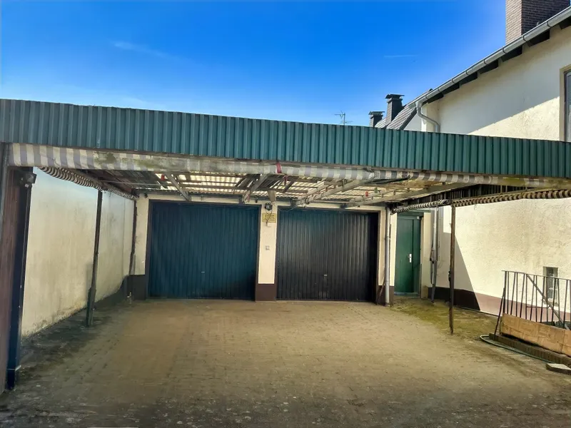 Doppelgarage mit Zufahrt