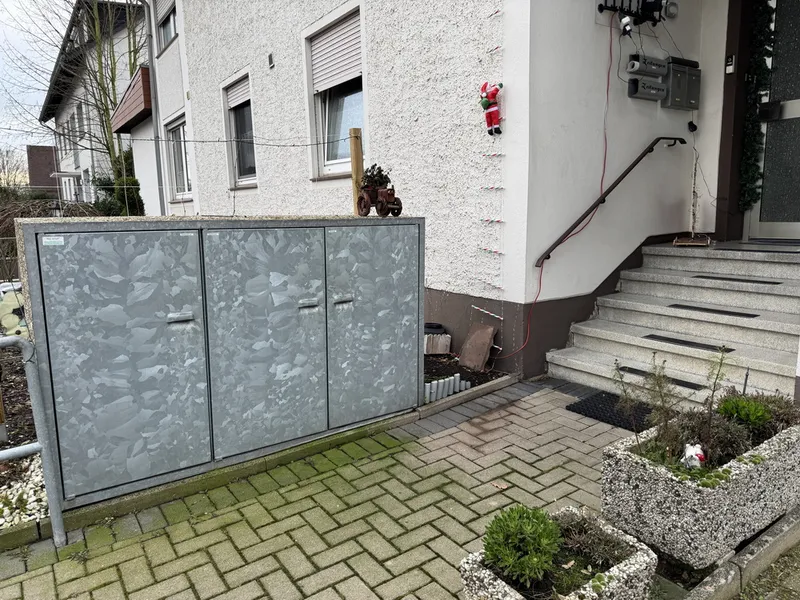 Eingang mit Mülltonneschränke