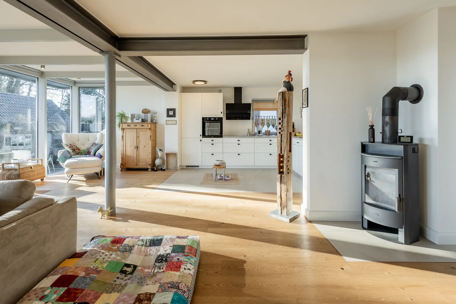 Blick zum Kamin und Küche